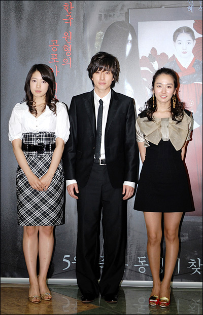 기숙사 공포 포스터